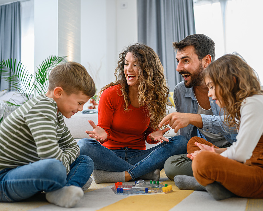 Familia jugando con juego de mesa