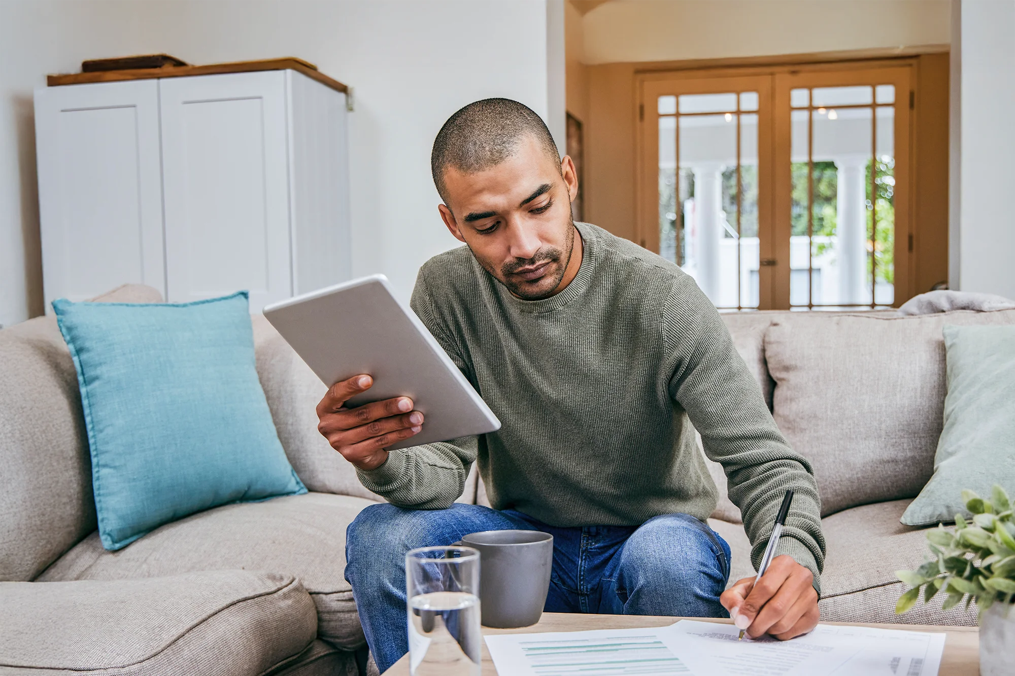 Hombre joven escribiendo