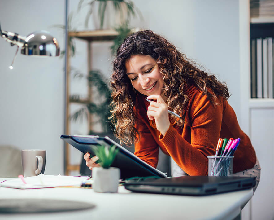 Mujer observando una tablet