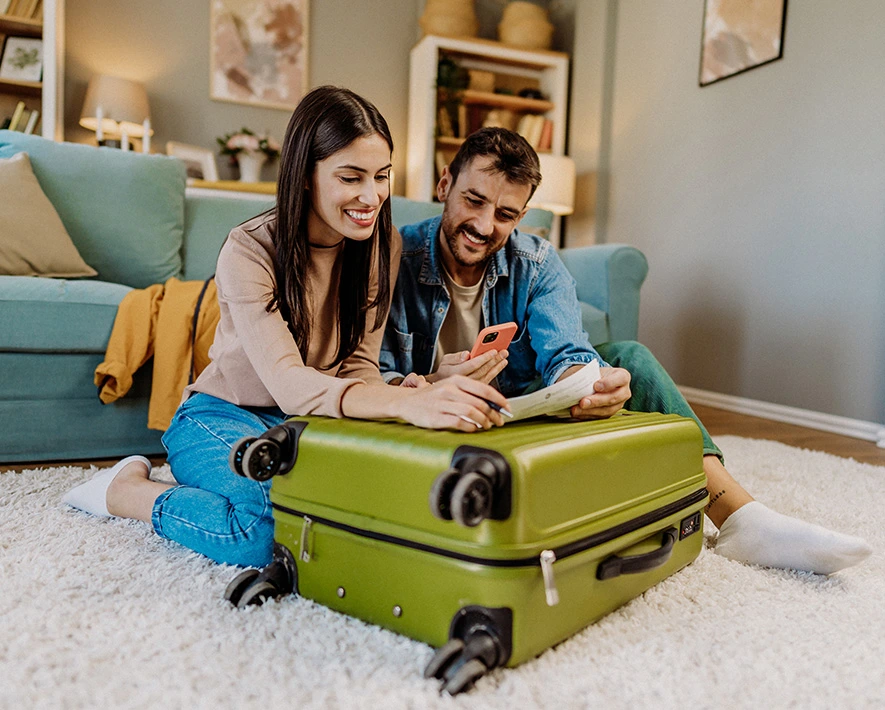 Pareja planificando vacaciones con maleta