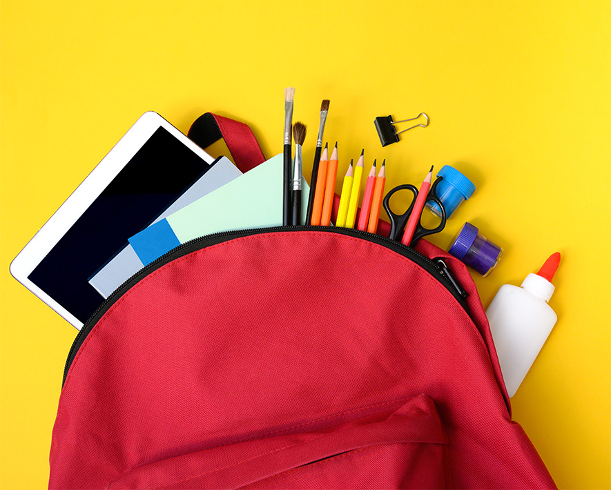 Mochila con útiles escolares, lapices, tablet, cuadernos, pinceles y colores