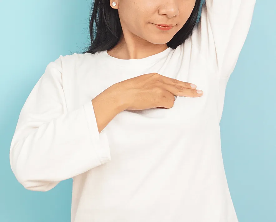 Mujer con remera blanca autoexplorando su mama