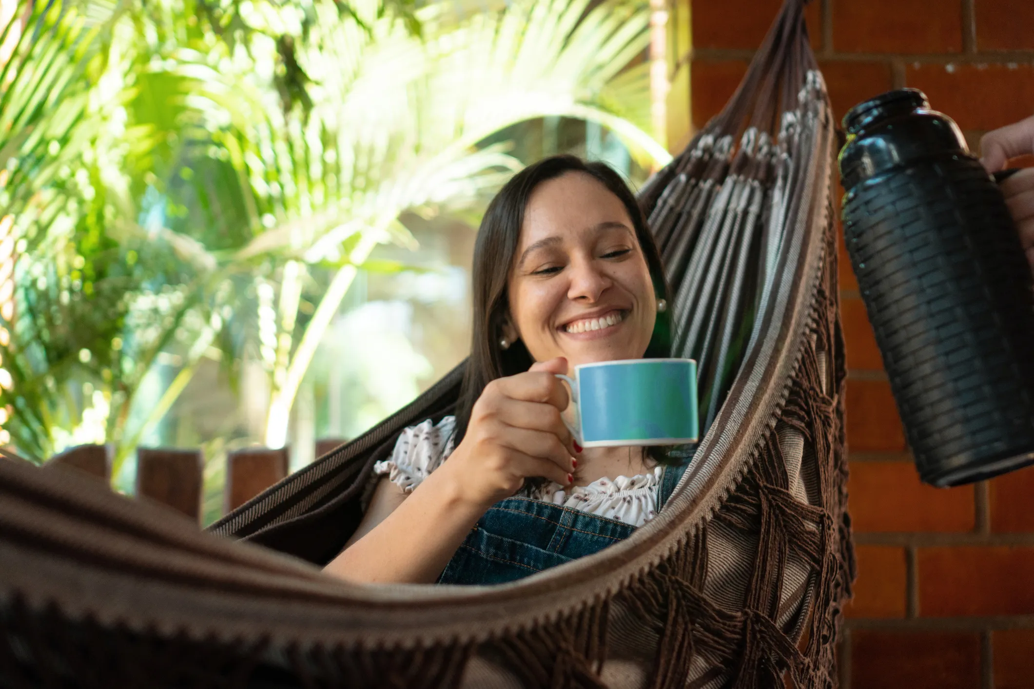 Mujer jóven tomando una taza de infusión saludable
