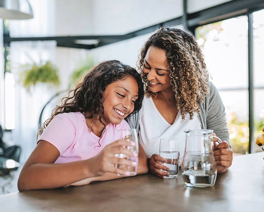 Madre e hija tomando agua
